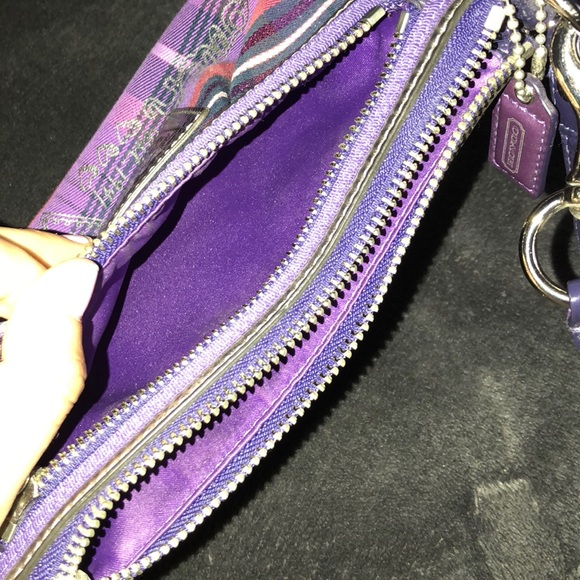 Coach Poppy Wristlet - Picture 4 of 5